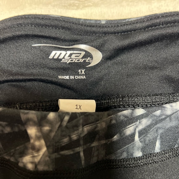 MTA Sport Black and Gray 3/4 Leggings - Picture 3 of 4